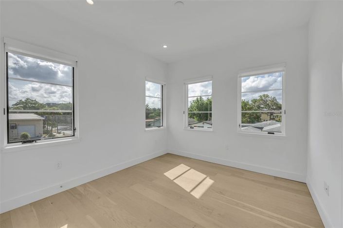 Image No.15-3 Bed Townhouse for sale