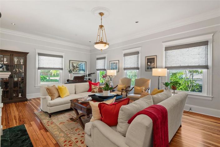 Image No.6-5 Bed House for sale