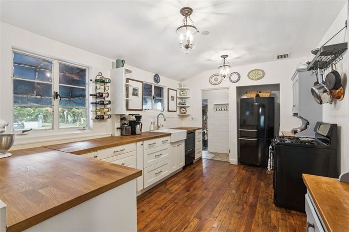 Image No.10-3 Bed House for sale