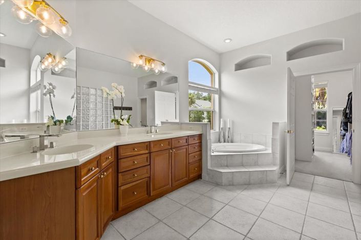 Image No.20-4 Bed House for sale