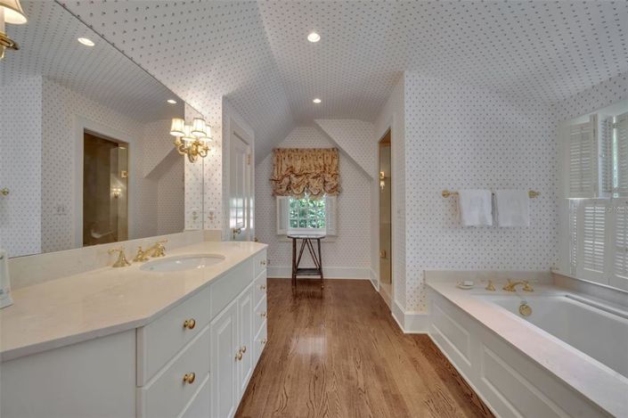 Image No.35-6 Bed House for sale