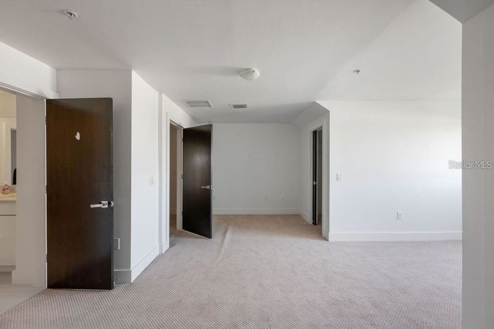 Image No.17-4 Bed Townhouse for sale