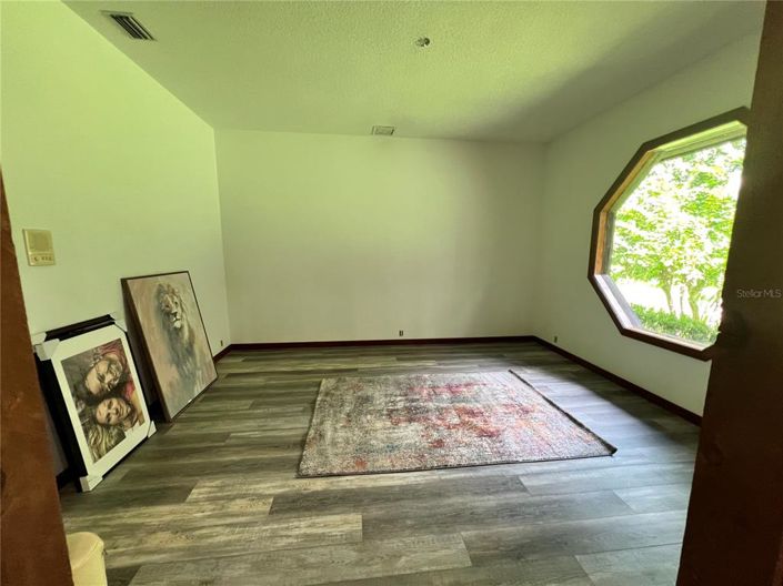 Image No.20-4 Bed House for sale