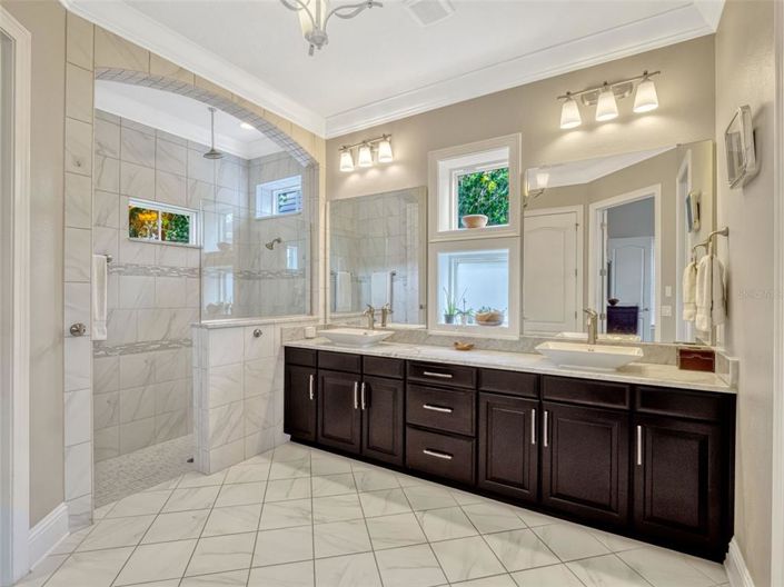 Image No.31-5 Bed House for sale