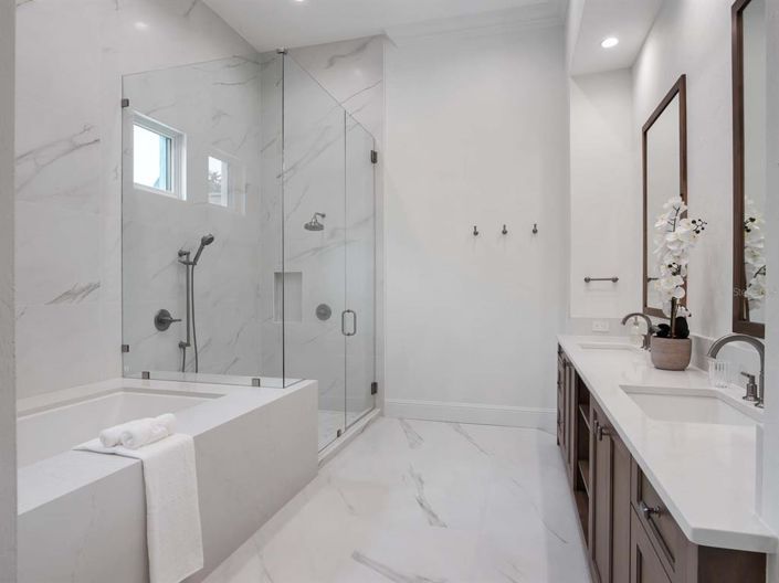 Image No.21-5 Bed House for sale