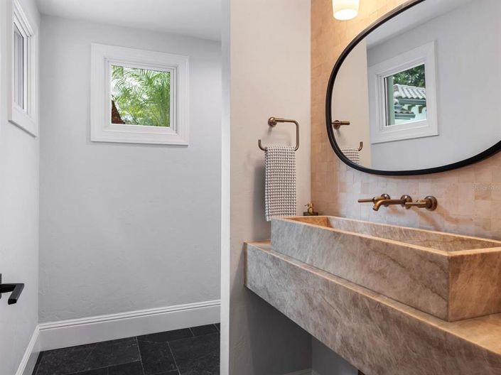 Image No.8-5 Bed House for sale