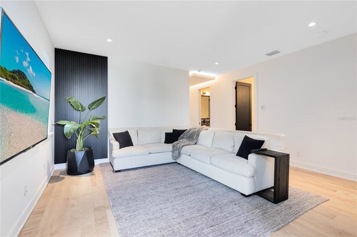 Image No.10-4 Bed House for sale