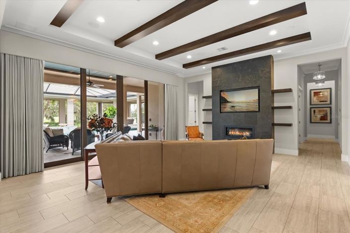 Image No.8-5 Bed House for sale