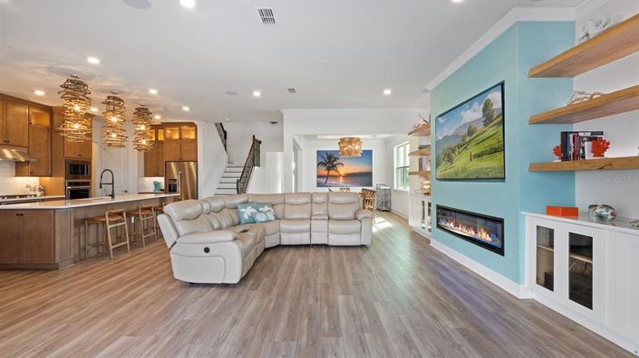 Image No.8-6 Bed House for sale