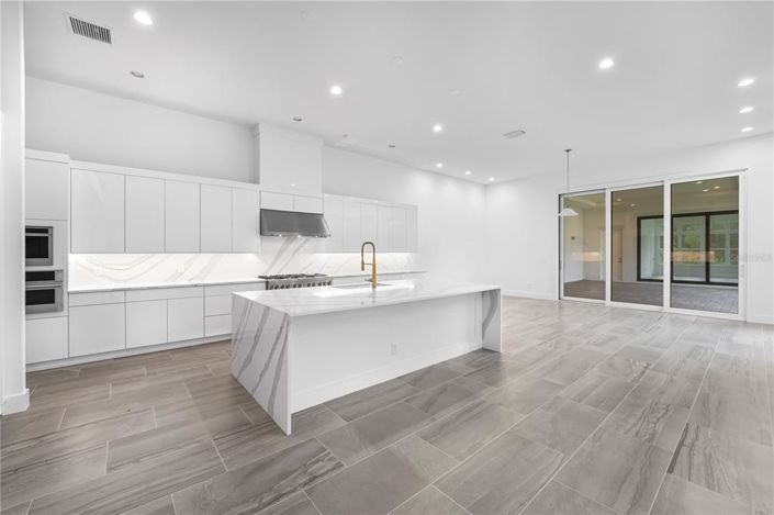 Image No.10-6 Bed House for sale