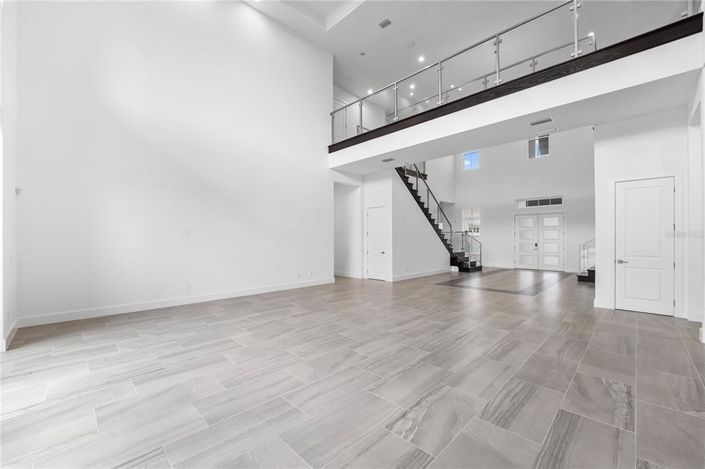 Image No.9-6 Bed House for sale