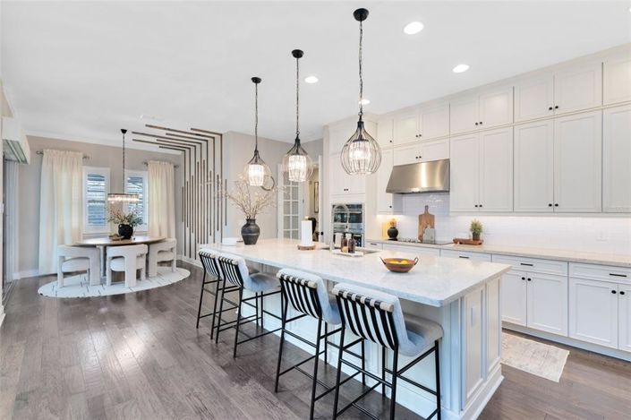 Image No.8-5 Bed House for sale