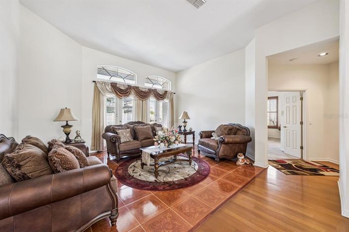 Image No.8-5 Bed House for sale