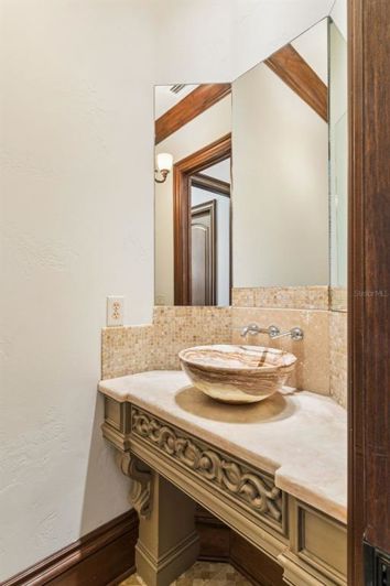 Image No.52-5 Bed House for sale