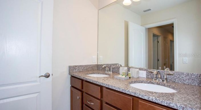 Image No.19-4 Bed Townhouse for sale