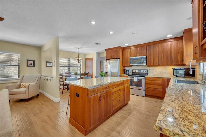 Image No.9-5 Bed House for sale