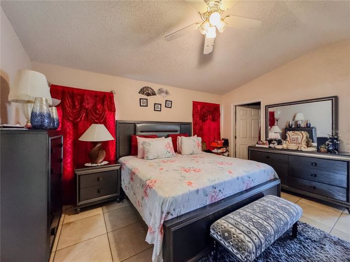 Image No.16-4 Bed House for sale