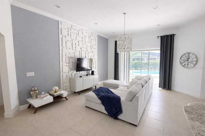 Image No.8-5 Bed House for sale