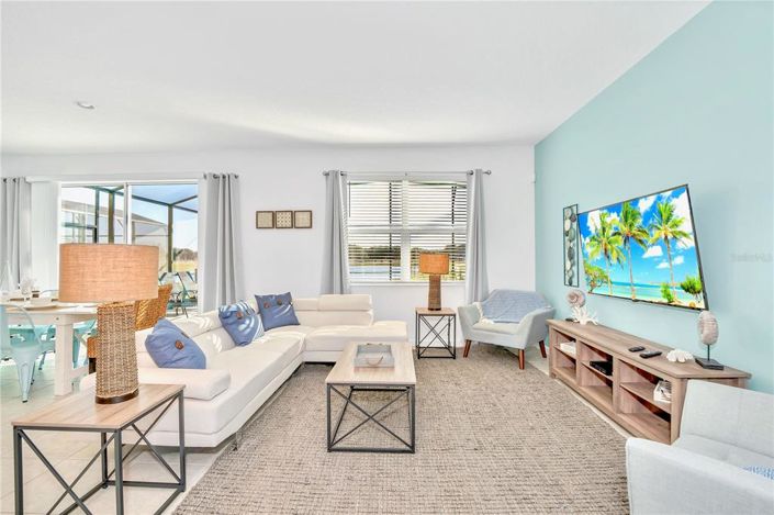 Image No.2-8 Bed House for sale