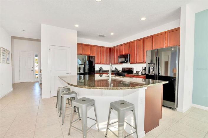 Image No.6-8 Bed House for sale