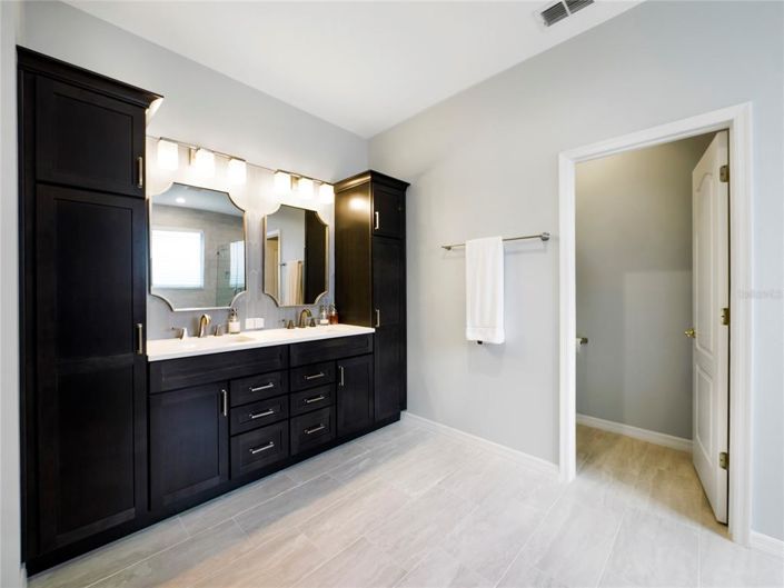 Image No.9-5 Bed House for sale