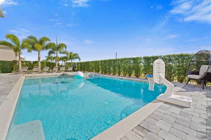 Image No.12-13 Bed House for sale