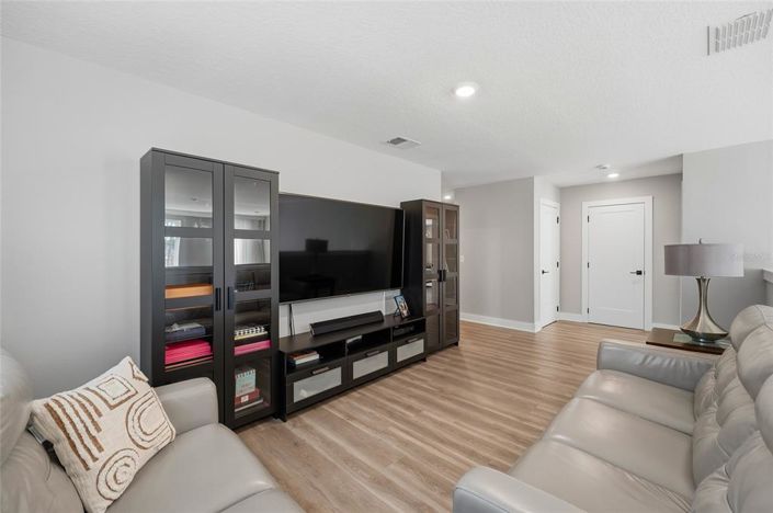 Image No.33-5 Bed House for sale