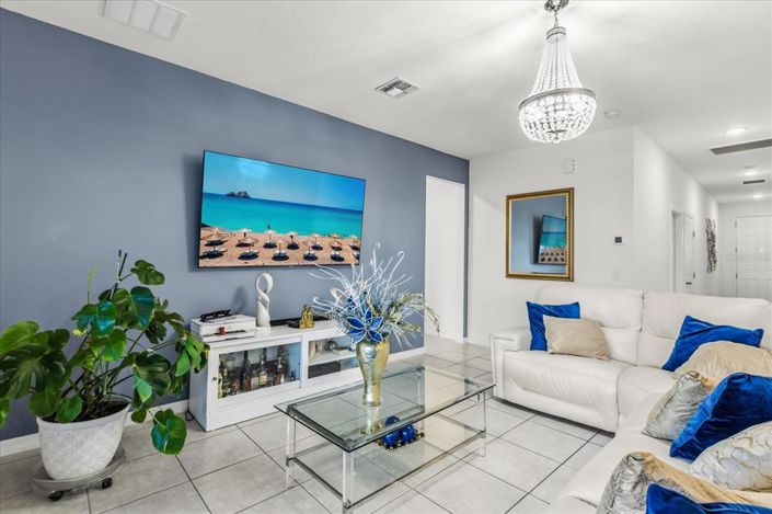 Image No.10-3 Bed House for sale