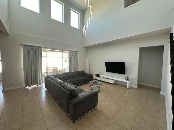 Image No.8-5 Bed House for sale