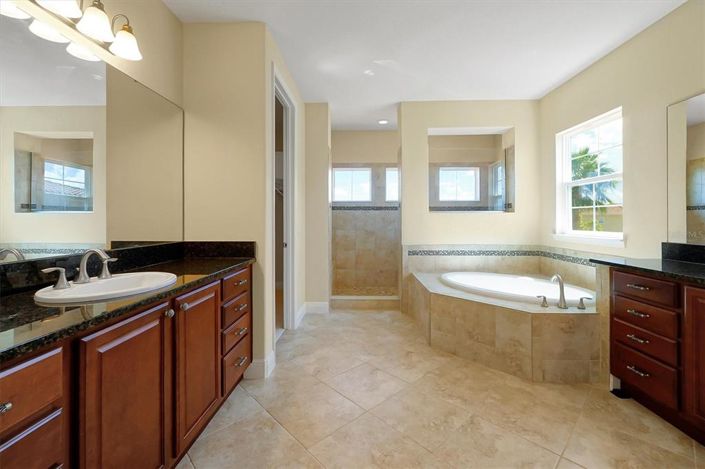 Image No.32-5 Bed House for sale