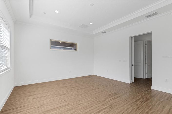 Image No.8-5 Bed House for sale