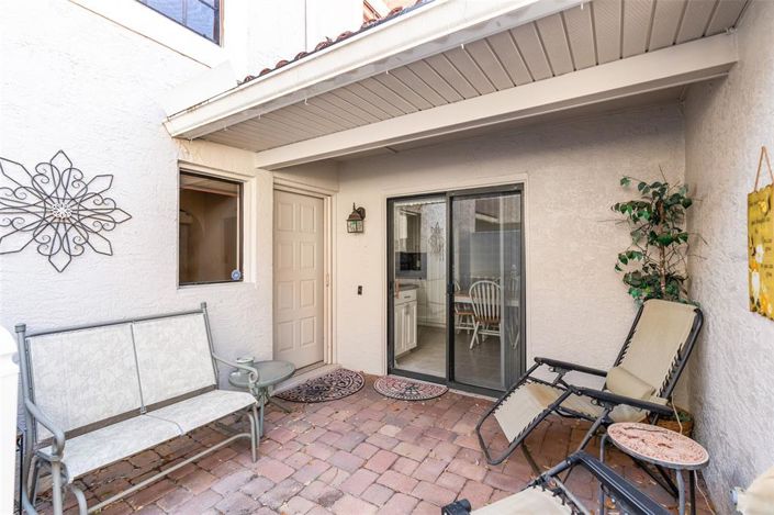 Image No.15-2 Bed Townhouse for sale