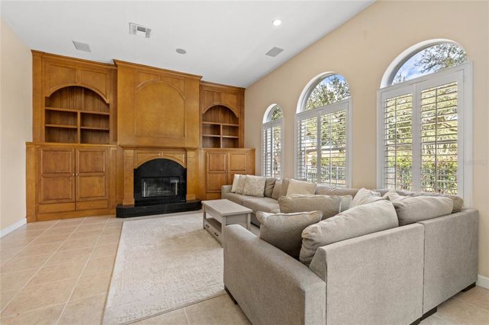 Image No.6-5 Bed House for sale