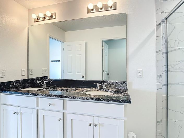 Image No.19-3 Bed Townhouse for sale