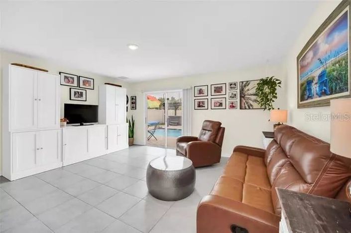 Image No.8-6 Bed House for sale