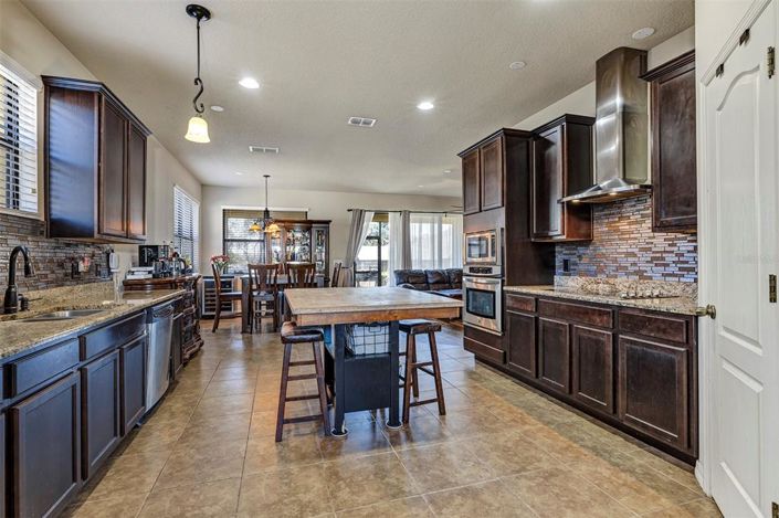 Image No.8-5 Bed House for sale