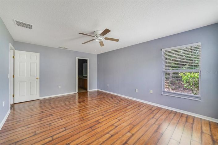 Image No.10-3 Bed House for sale