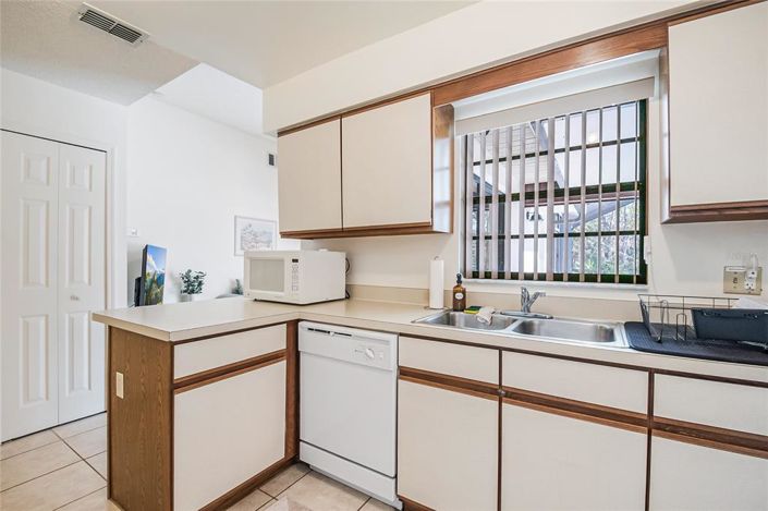 Image No.10-3 Bed House for sale