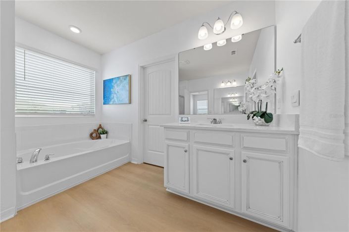 Image No.38-5 Bed House for sale