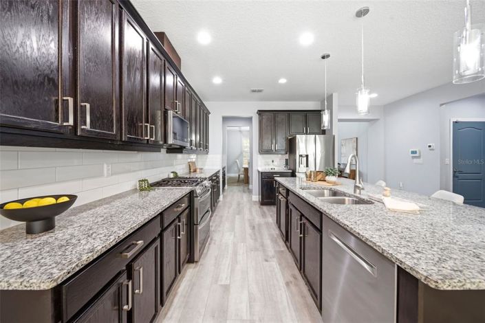 Image No.8-5 Bed House for sale