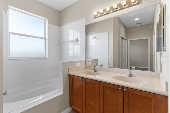 Image No.19-3 Bed Townhouse for sale