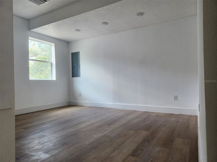 Image No.10-3 Bed House for sale