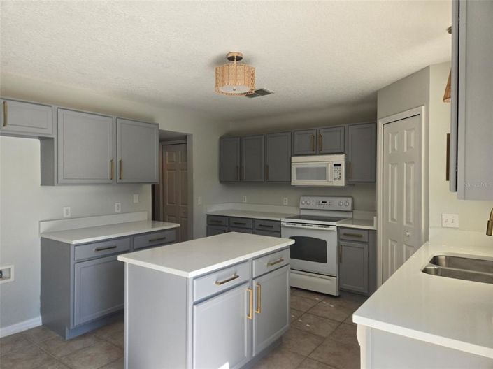 Image No.17-4 Bed House for sale