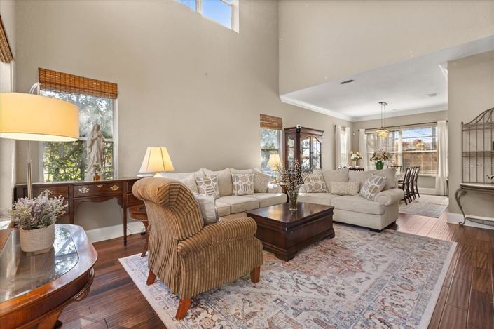 Image No.7-5 Bed House for sale