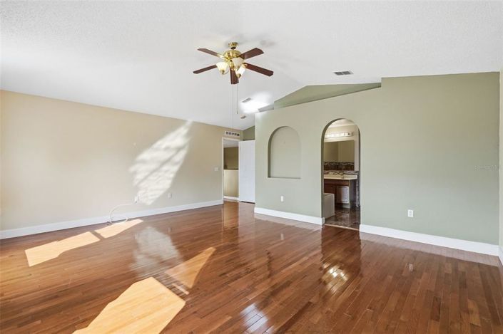 Image No.24-4 Bed House for sale