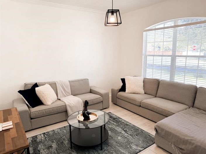 Image No.8-4 Bed House for sale