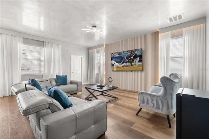 Image No.6-6 Bed House for sale