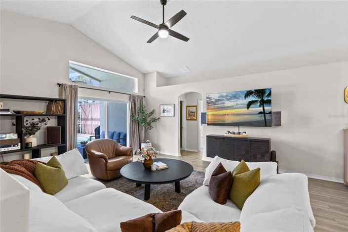 Image No.11-3 Bed House for sale