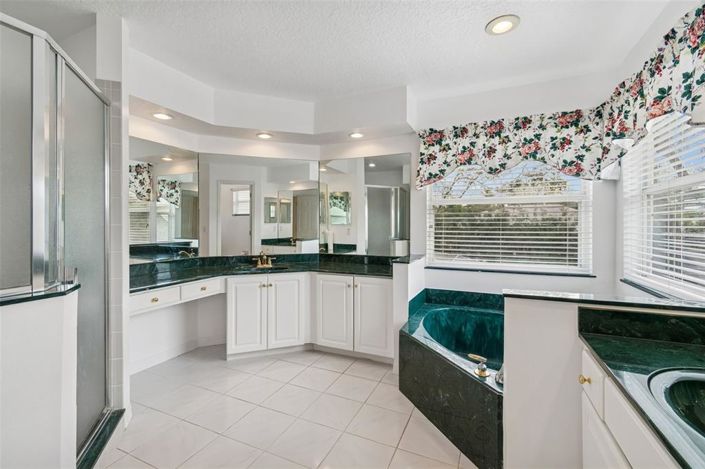 Image No.24-5 Bed House for sale