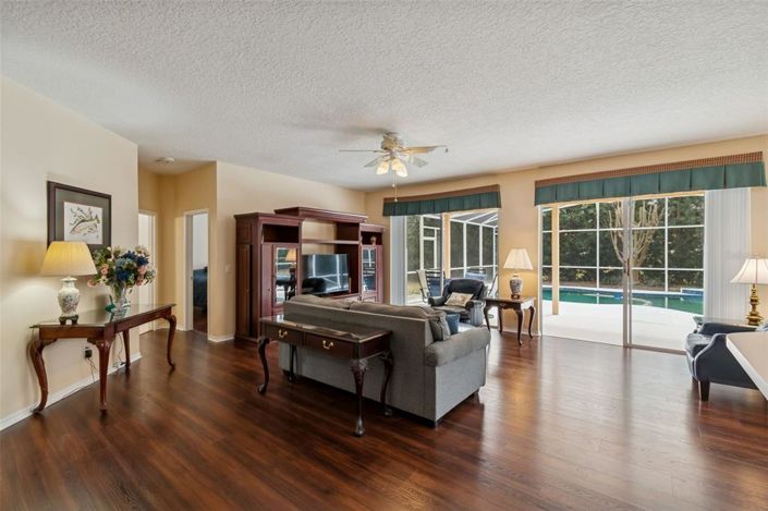 Image No.9-5 Bed House for sale